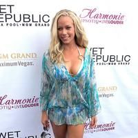 Kendra Wilkinson keeps hot summer sizzling with sexy Daylife | Picture 66579